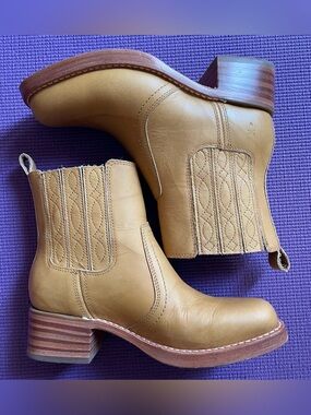 Frye Women's Campus Chelsea Boot in banana/earthquake size 7